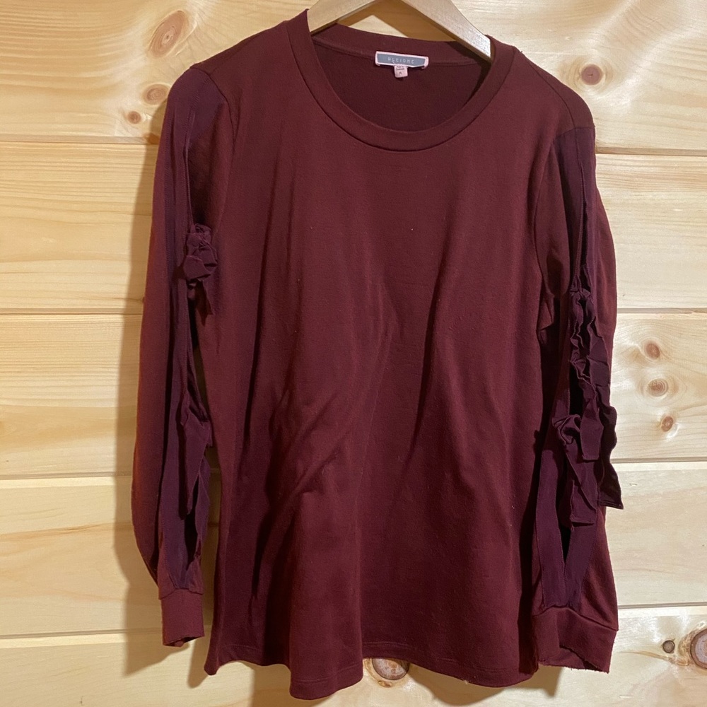Burgundy top, open sleeves